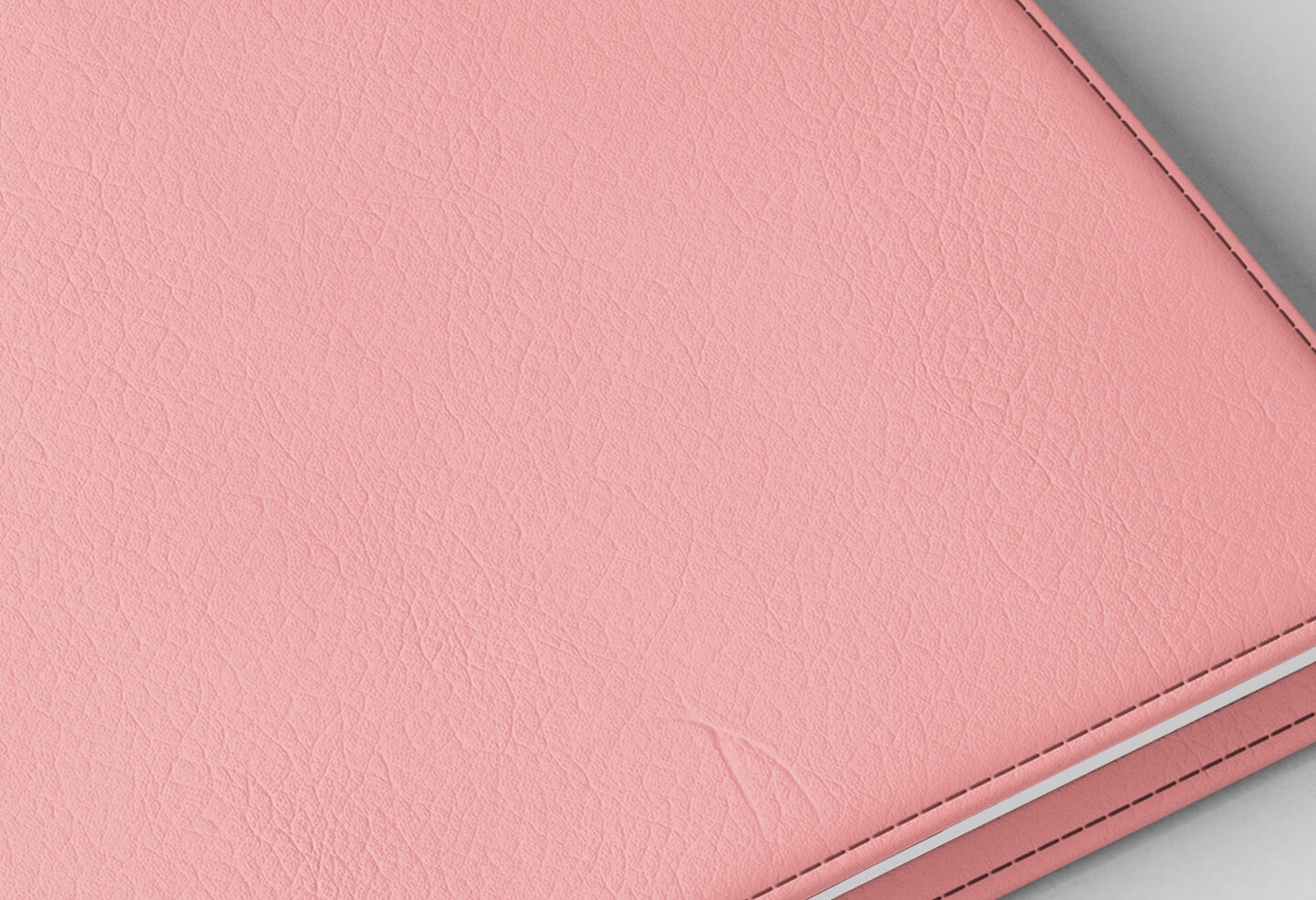 Détail texture simili cuir couverture agenda infirmière rose pastel