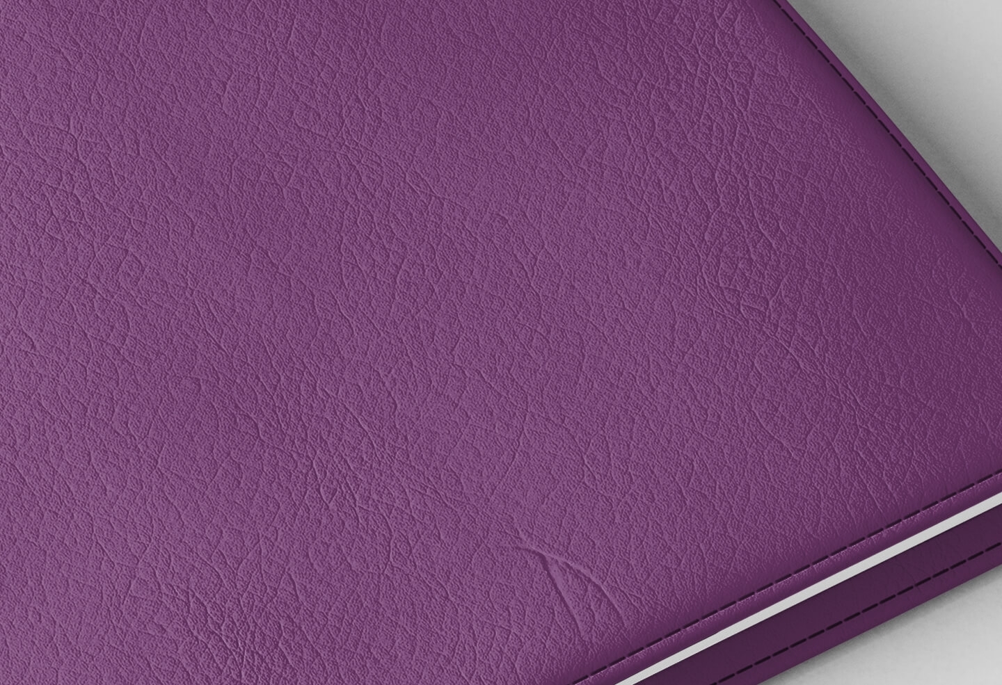 Détail texture simili cuir couverture agenda infirmière violet 2027