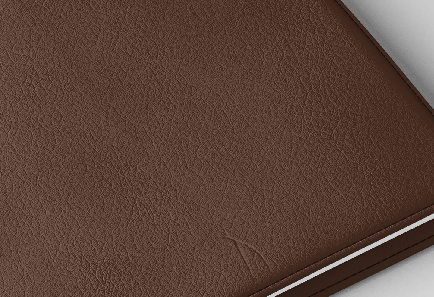 Détail texture simili cuir couverture agenda infirmière chocolat 2027