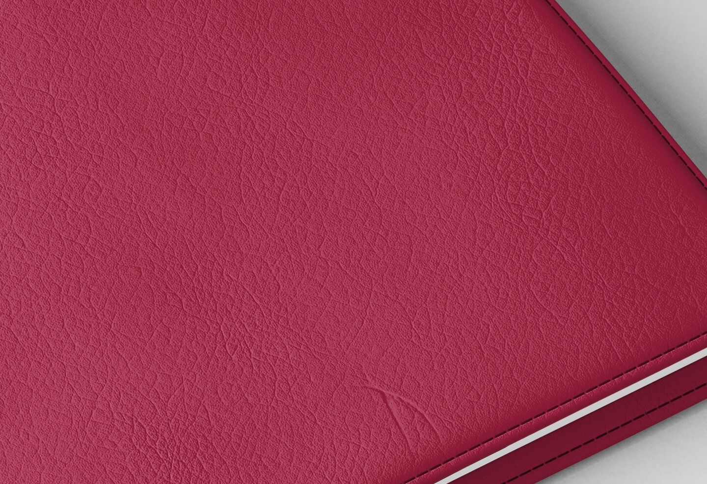 Détail texture simili cuir couverture agenda infirmière rose framboise