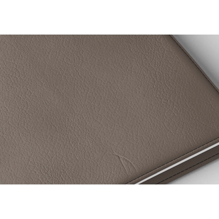 Détail texture simili cuir couverture agenda infirmière marron taupe 2027