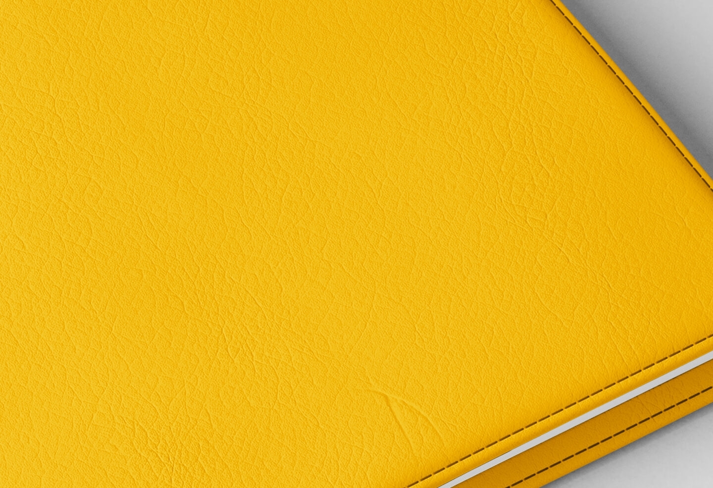 Détail texture simili cuir couverture agenda infirmière jaune safran 2027