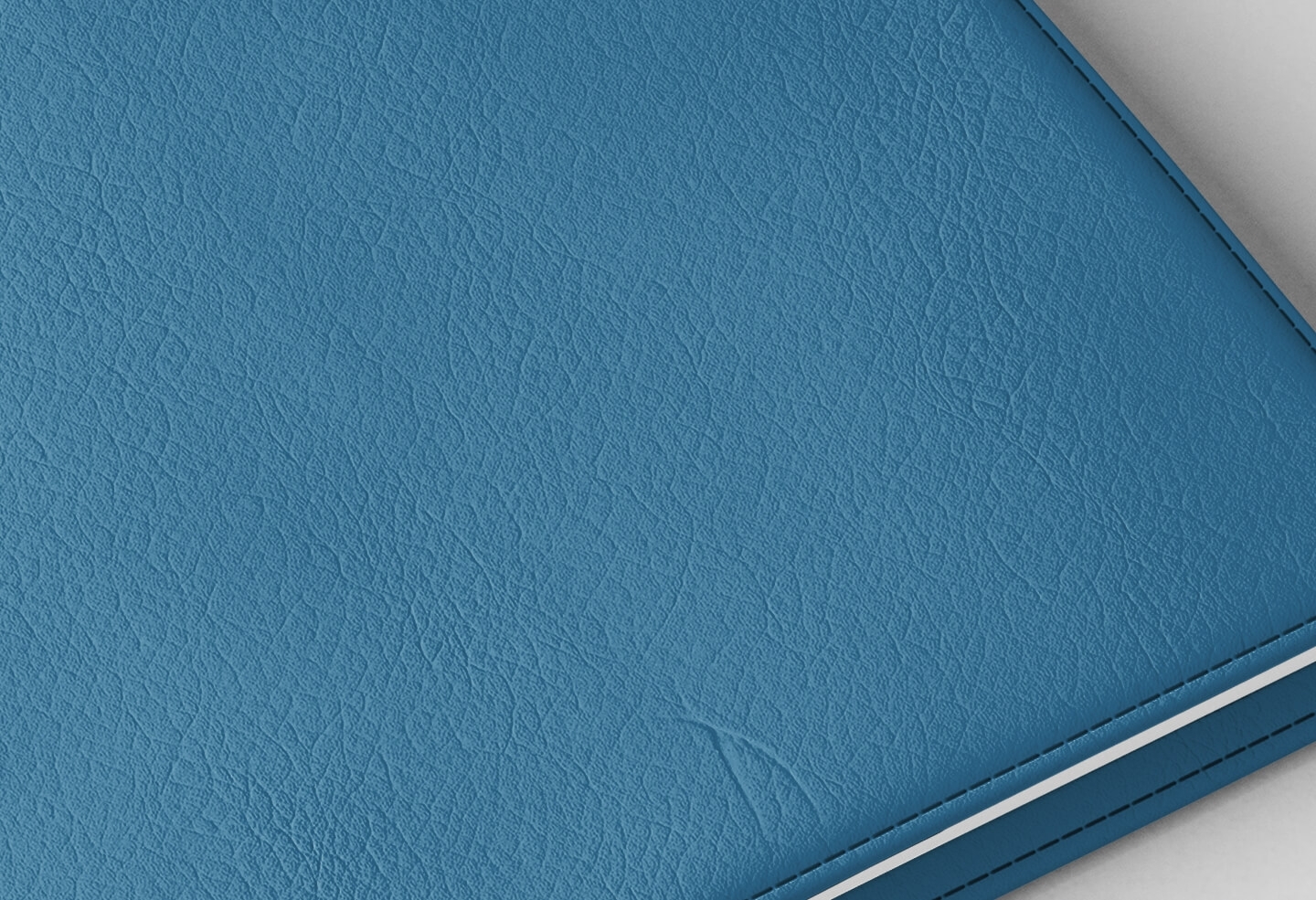 Détail texture simili cuir couverture agenda infirmière bleu lagon 2027
