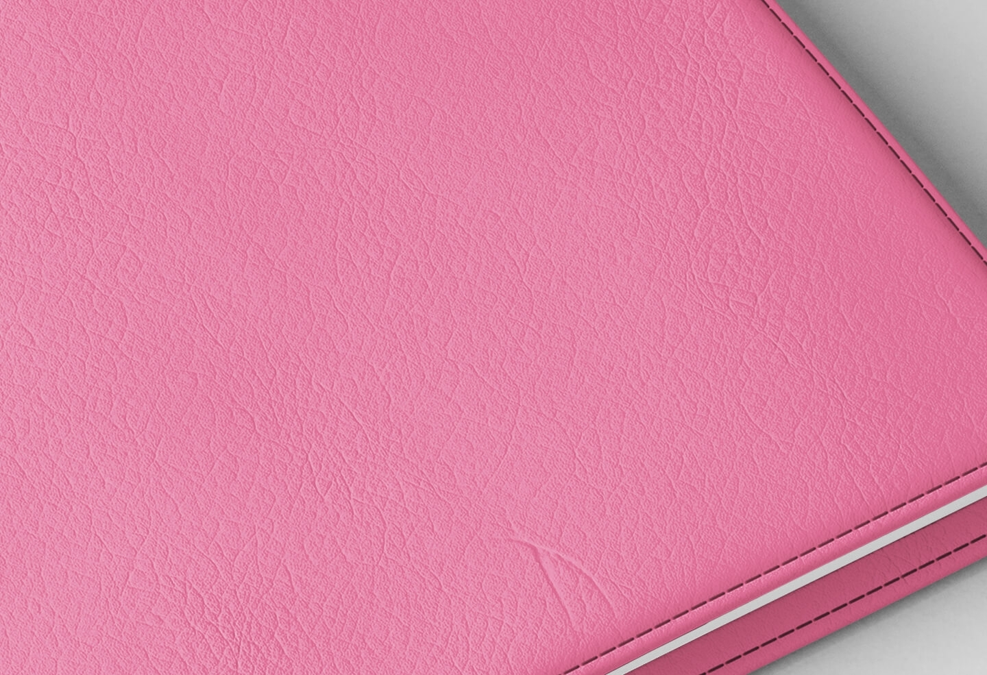 Détail texture simili cuir couverture agenda infirmière rose flamingo 2027