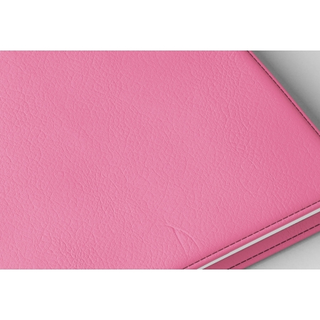 Détail texture simili cuir couverture agenda infirmière rose flamingo 2027