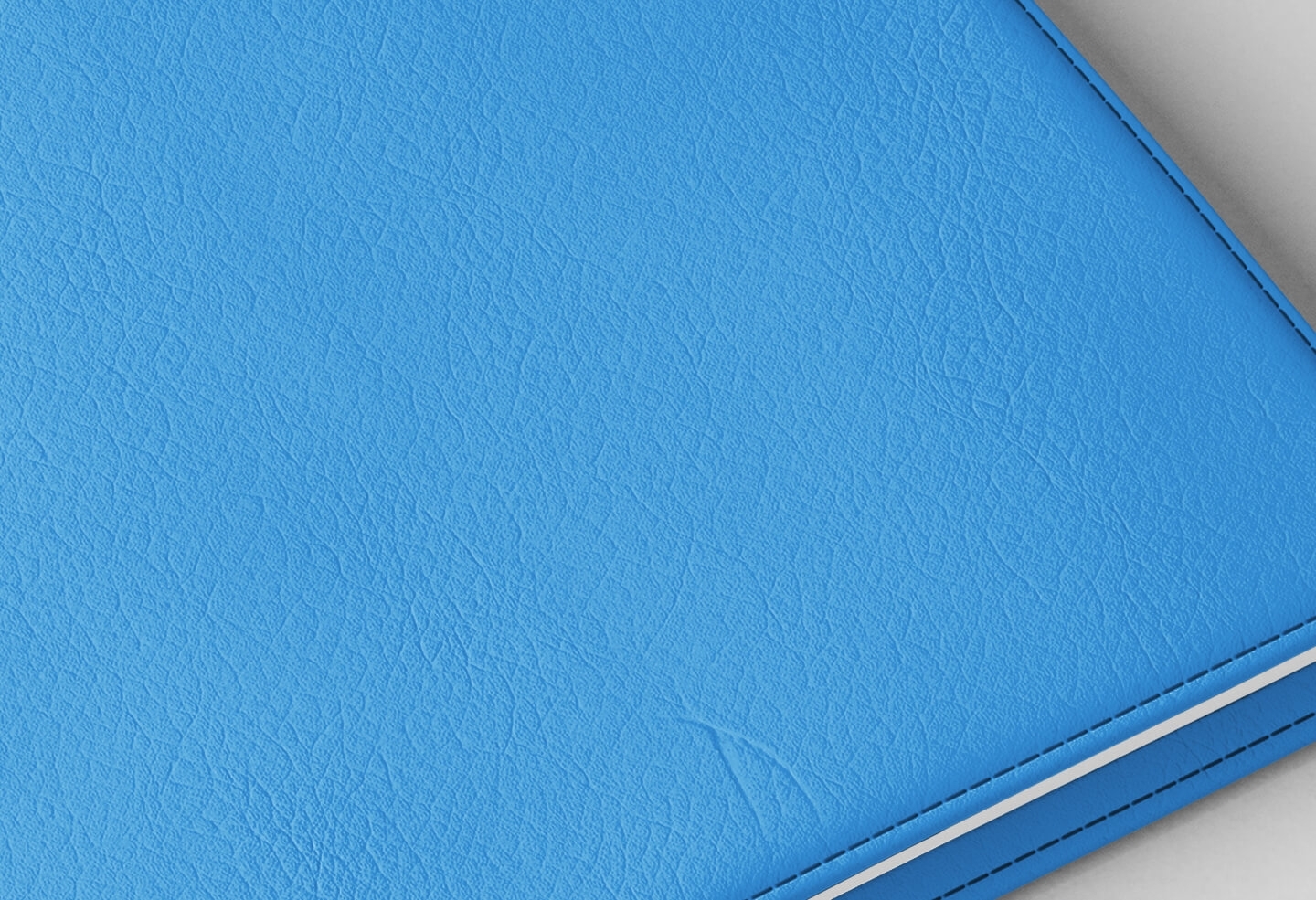 Détail texture simili cuir couverture agenda infirmière bleu azur 2027