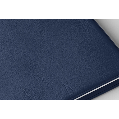 Détail texture simili cuir couverture agenda infirmière bleu encre 2027