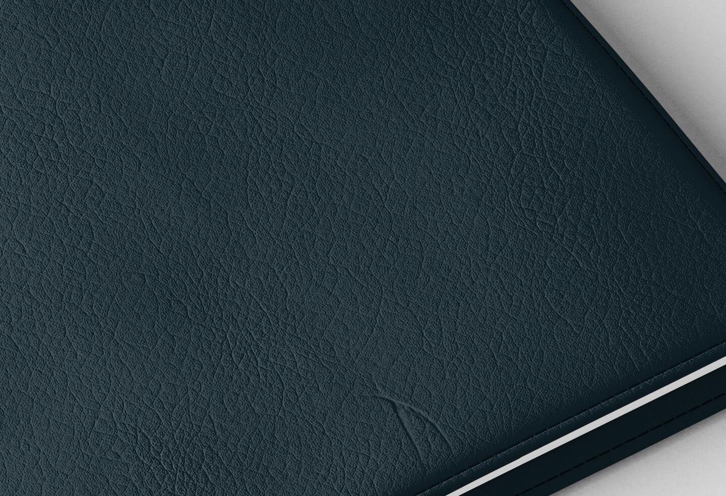 Détail texture simili cuir couverture agenda infirmière bleu pétrole 2027