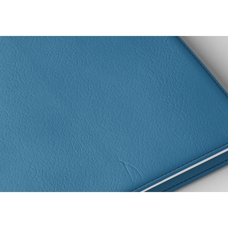 Détail texture simili cuir couverture agenda infirmière bleu lagon 2027