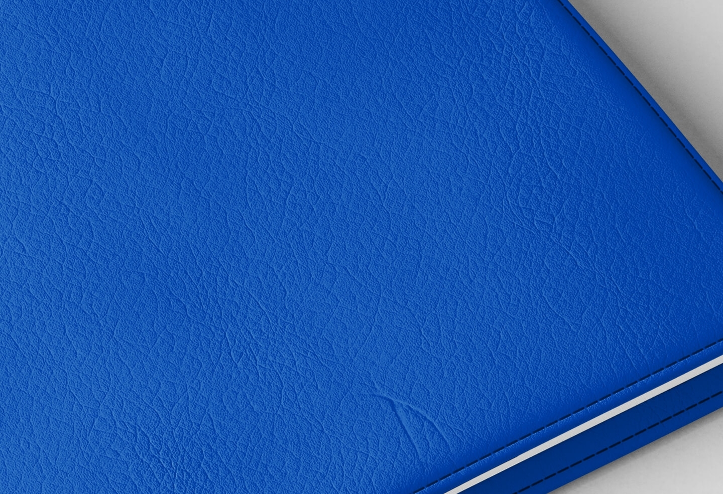 Détail texture simili cuir couverture agenda infirmière bleu roi 2027