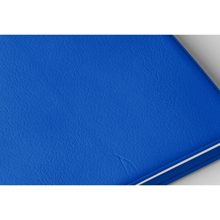 Détail texture simili cuir couverture agenda infirmière bleu roi 2027