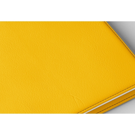 Détail texture simili cuir couverture agenda infirmière jaune safran 2027