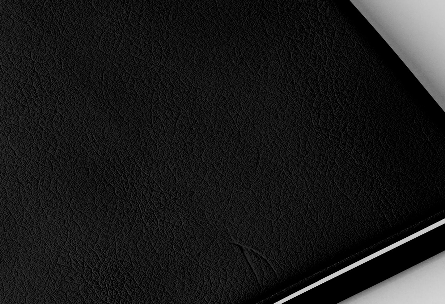 Détail texture simili cuir couverture agenda infirmière noir 2027