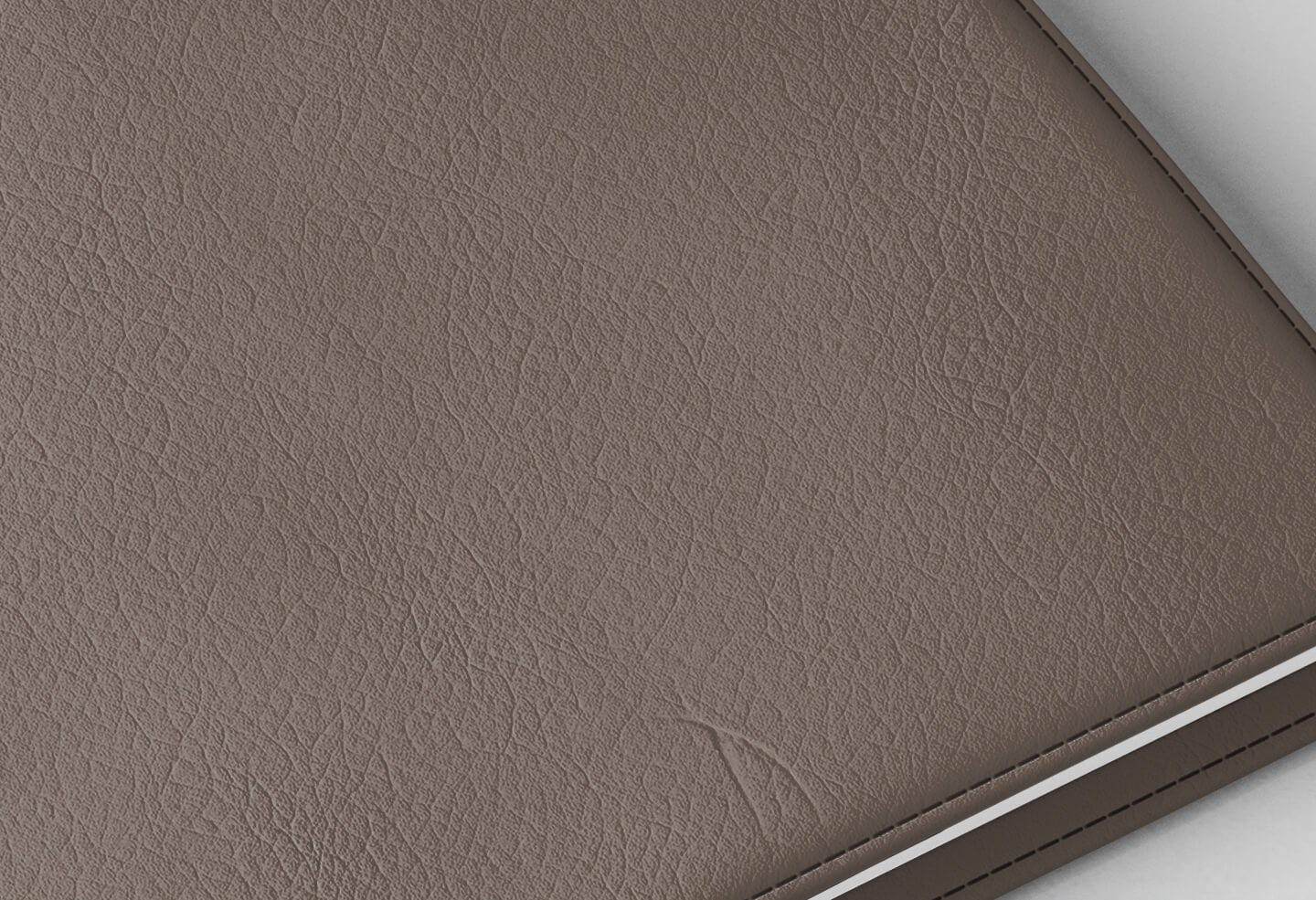 Détail texture simili cuir couverture agenda infirmière marron taupe 2027