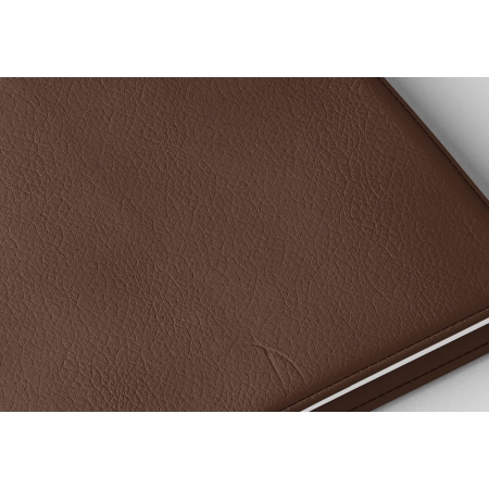 Détail texture simili cuir couverture agenda infirmière chocolat 2027