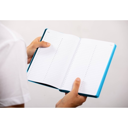 Carnet de note infirmière ouvert tenu en main par une professionnelle de santé – coloris bleu