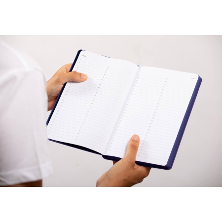 Carnet de note infirmière ouvert tenu en main par une professionnelle de santé – coloris bleu marine