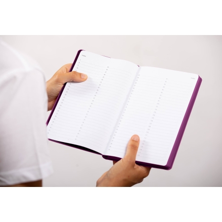 Carnet de note infirmière ouvert tenu en main par une professionnelle de santé – coloris violet
