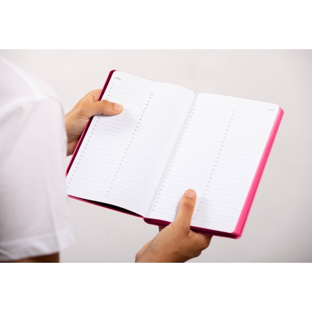 Carnet de note infirmière ouvert tenu en main par une professionnelle de santé – coloris rose