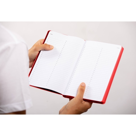 Carnet de note infirmière ouvert tenu en main par une professionnelle de santé – coloris rouge