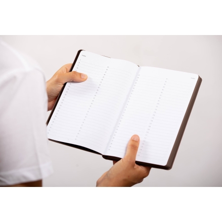 Carnet de note infirmière ouvert tenu en main par une professionnelle de santé – coloris chocolat