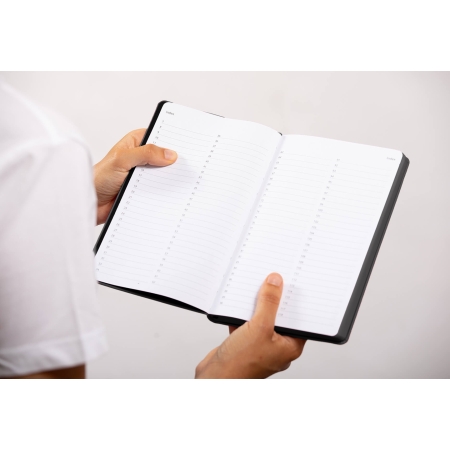 Carnet de note infirmière ouvert tenu en main par une professionnelle de santé – coloris noir