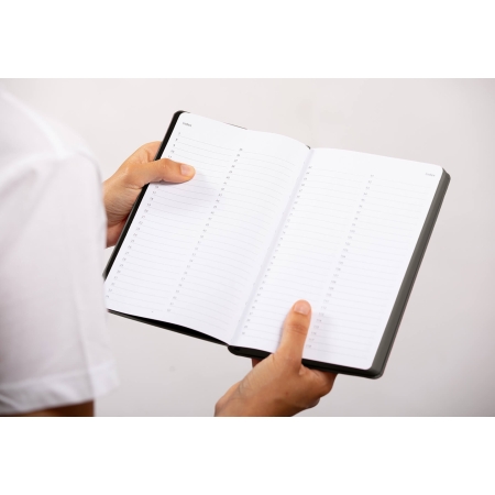 Carnet de note infirmière ouvert tenu en main par une professionnelle de santé – coloris gris