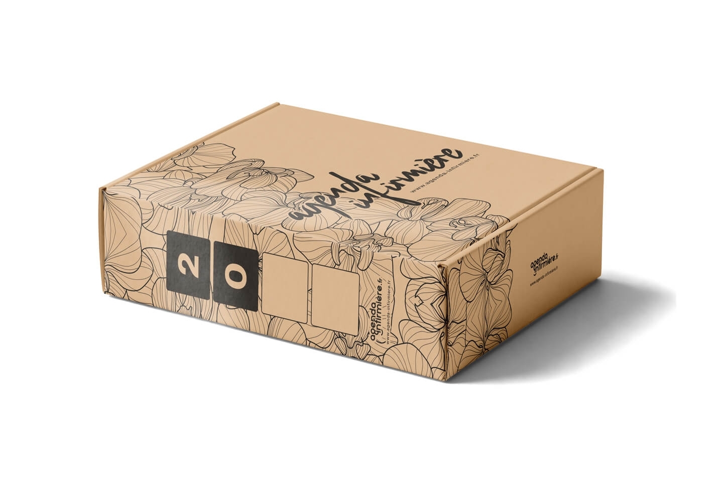 Boîte d'archivage pour agenda infirmière – vue de face, carton kraft fleuri avec zones d'étiquetage et logo