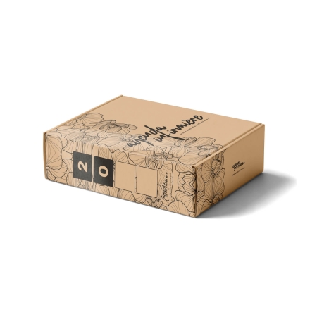 Boîte d'archivage pour agenda infirmière – vue de face, carton kraft fleuri avec zones d'étiquetage et logo
