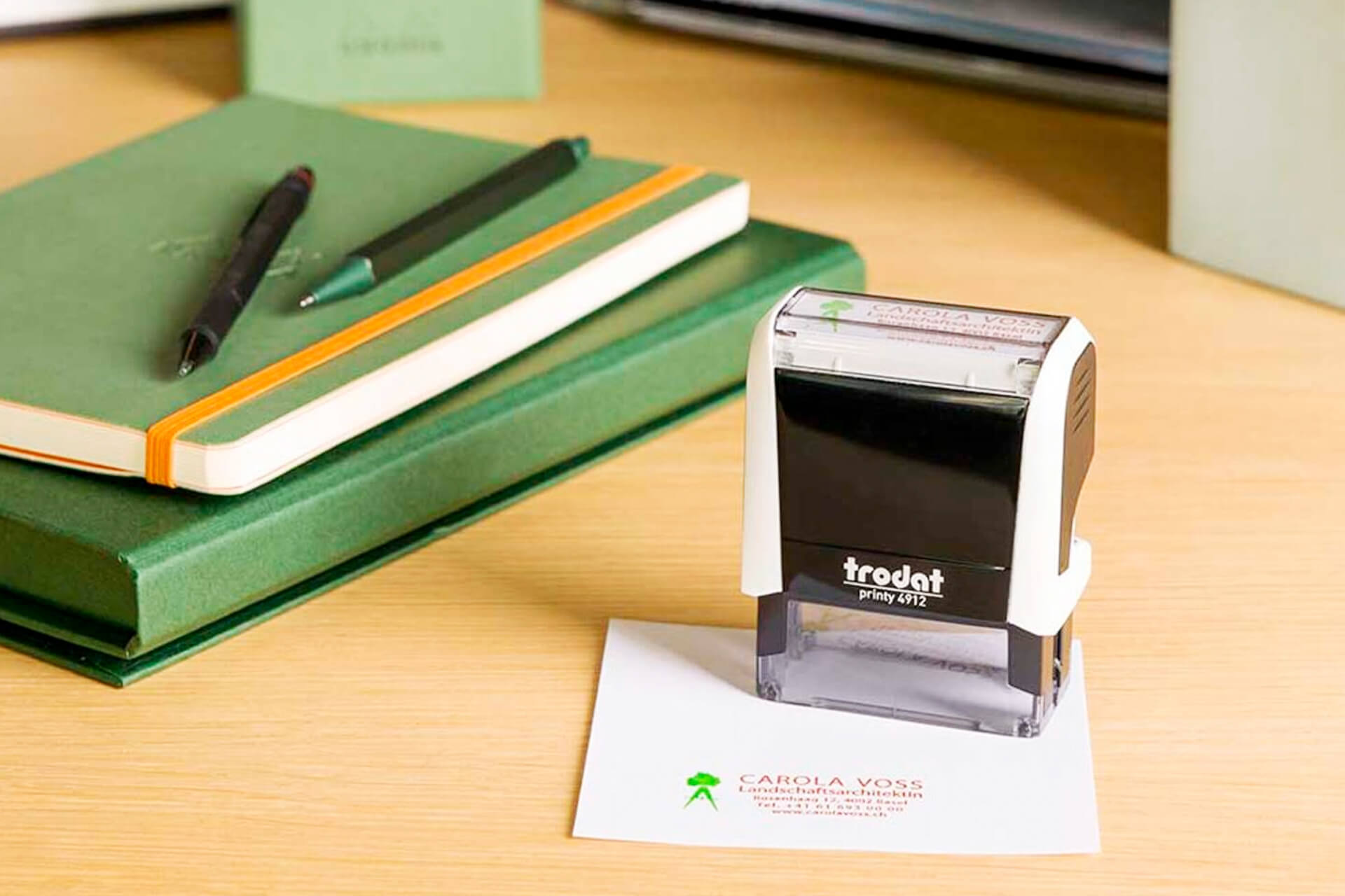 Tampon encreur bureau Original Printy coloris blanc &ndash; utilisation professionnelle sur carte de visite avec carnets verts