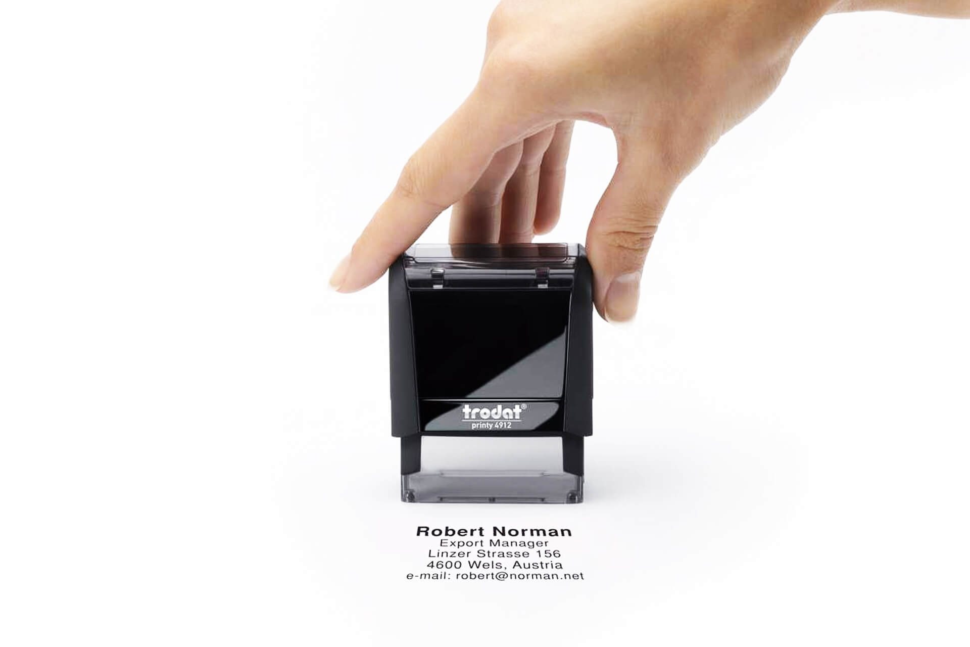 Tampon encreur Original Printy coloris noir en cours d'utilisation &ndash; prise en main ergonomique, empreinte coordonn&eacute;es professionnelles