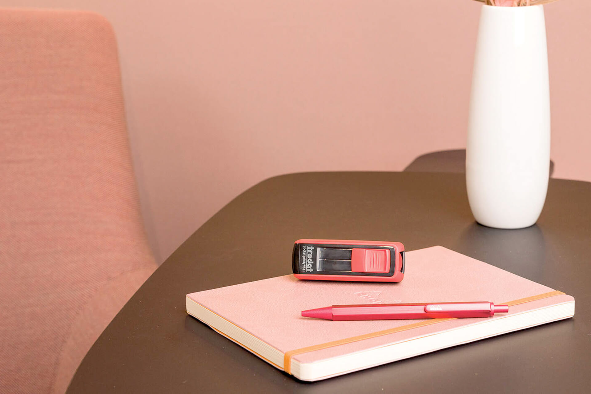 Tampon encreur pocket infirmi&egrave;re lib&eacute;rale coloris rouge pos&eacute; sur carnet &ndash; compact et transportable