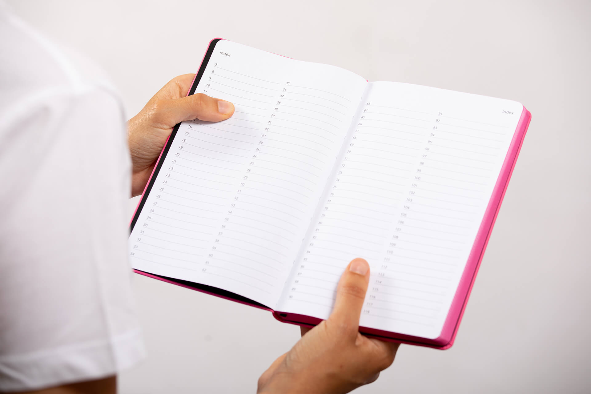 Carnet de note infirmi&egrave;re ouvert montrant les pages int&eacute;rieures en papier ivoire avec index