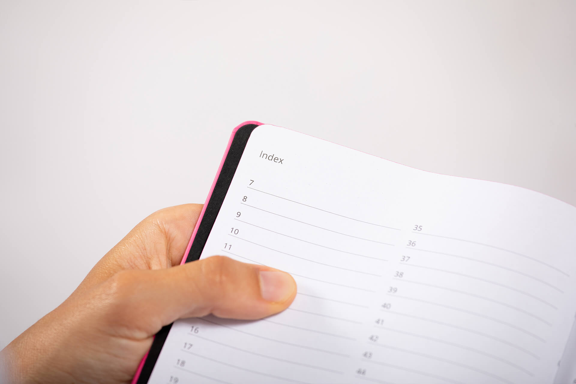 D&eacute;tail de la couverture rigide simili cuir du carnet de note infirmi&egrave;re avec &eacute;lastique de fermeture