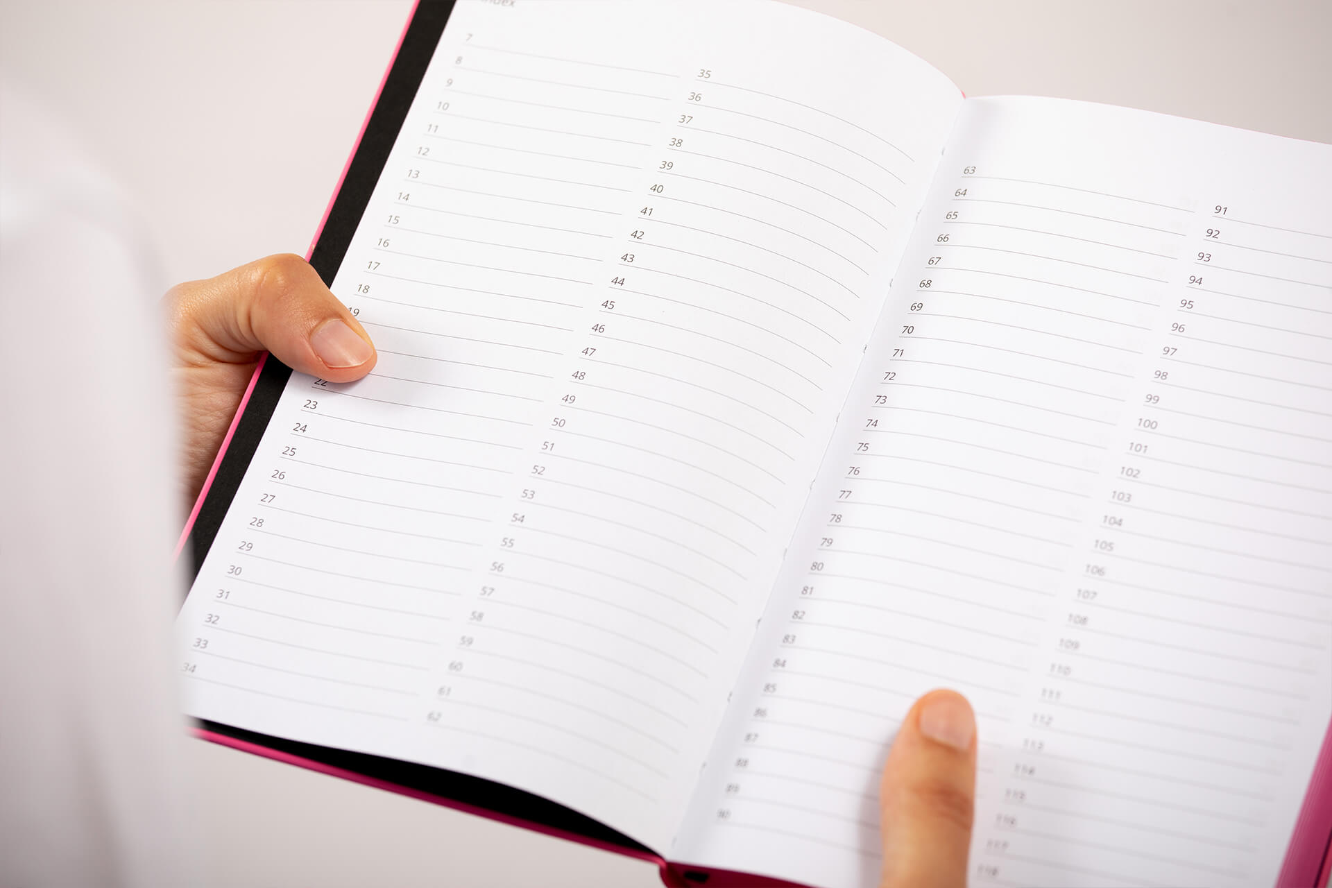 Carnet de note infirmi&egrave;re ferm&eacute; avec marque-page et passant pour stylo int&eacute;gr&eacute;